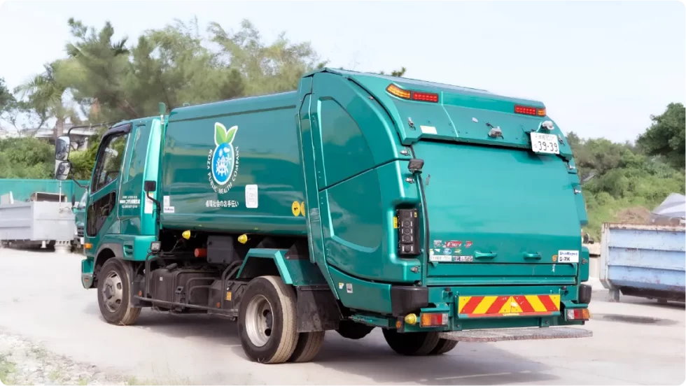 ごみ収集に向かいパッカー車