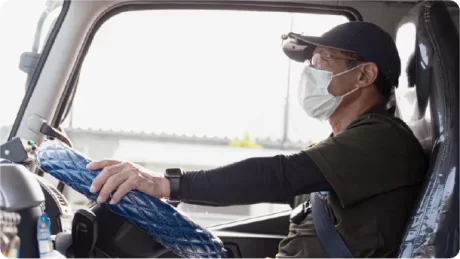 塵芥車を運転中のドライバー