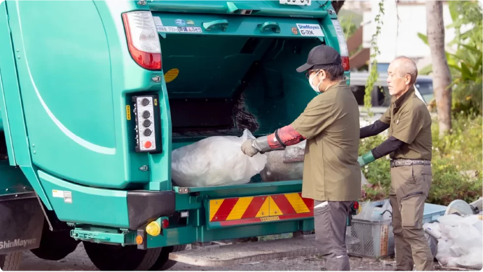 パッカー車によるごみ収集作業中